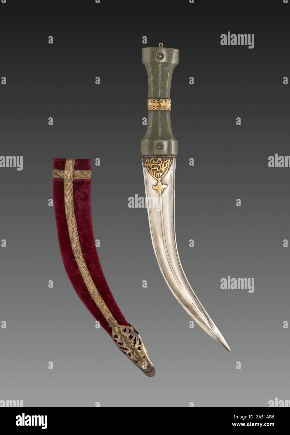 Khanjar pugnale, c. 1600s. Pugnali con pale curve, noto come khanjar, erano indossate infilato nella cintura come uno degli accessori di base per uomini Mughal. Un coltello per scopi che potrebbero essere utilizzati per la caccia o la lotta contro la khanjar era anche una visibile status symbol. L'uso di giada e oro indica che questo pugnale era di proprietà di un membro della Corte. Le iscrizioni in oro sulla lama, appena sotto la elsa, sono citazioni dal Corano, la maggior parte del libro sacro per i musulmani. Su un lato è la linea di apertura: "Nel nome di Dio misericordioso e compassionevole", e dall'altro è un popolare Foto Stock