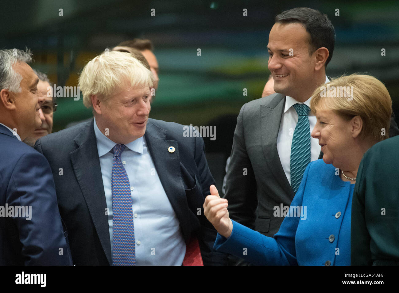 Il primo ministro Boris Johnson (al centro a sinistra) con il Taoiseach Leo Varadkar (seconda a destra) e il Cancelliere tedesco Angela Merkel a una tavola rotonda per il vertice del Consiglio europeo a livello di UE con sede a Bruxelles. Foto Stock