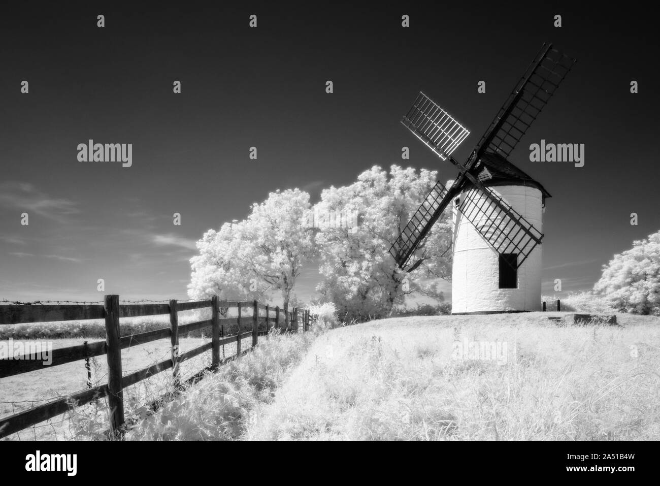 Una immagine infrarossa di Ashton Mulino a Vento a Chapel Allerton, Somerset, Inghilterra. Foto Stock