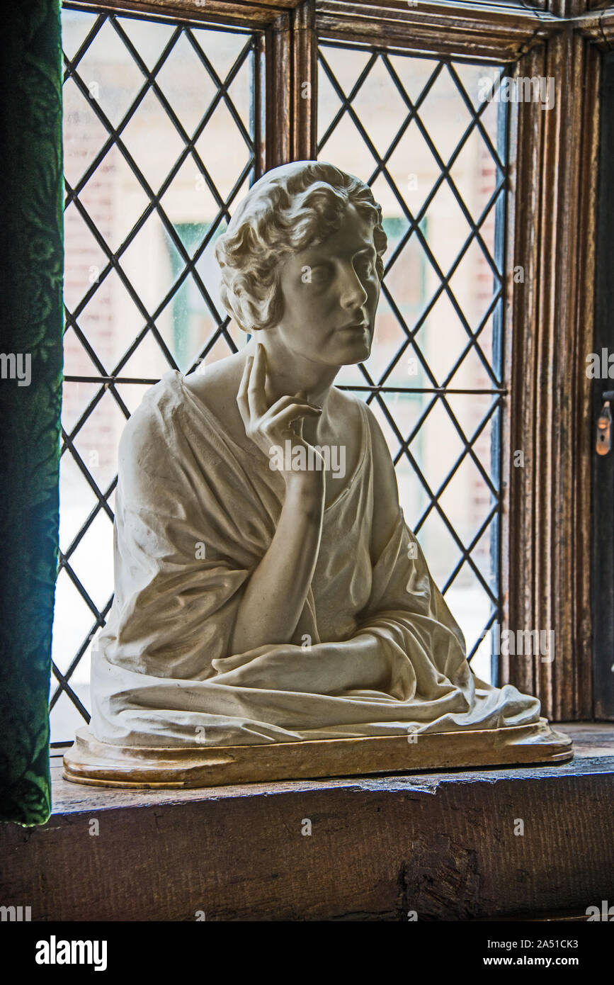 Busto in marmo di Virginia Courtauld a Eltham Palace. Foto Stock