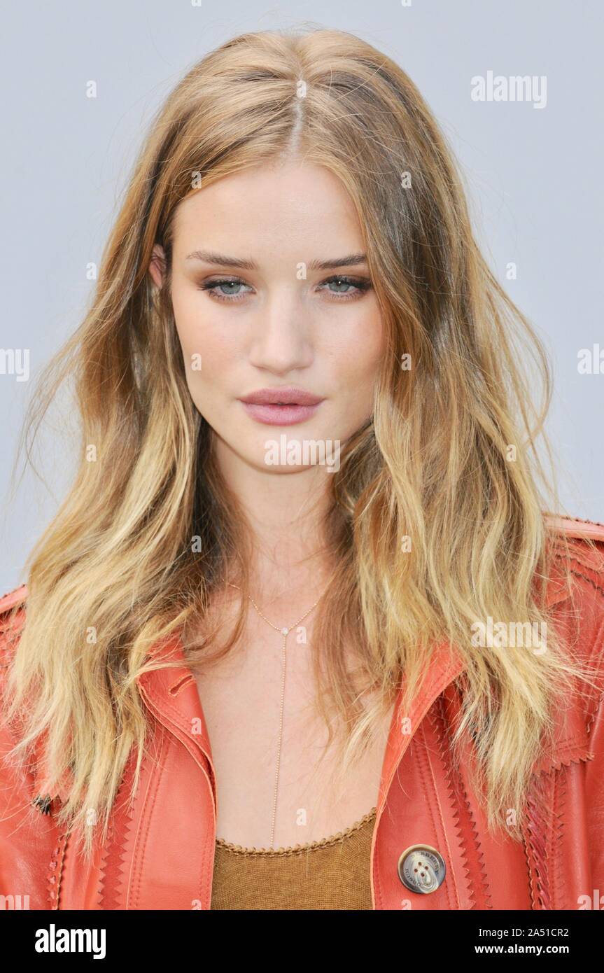 Rosie Huntington-Whiteley. Burberry Prorsum Fashion Show, London Fashion Week, Kensington Gardens, Londra. Regno Unito Foto Stock