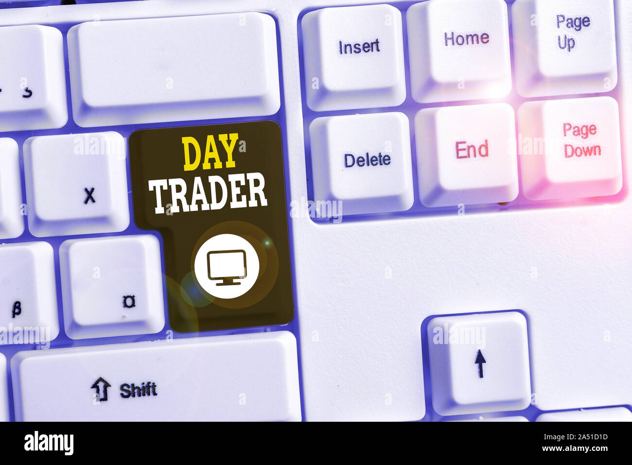 Segno di testo mostra day trader. Business photo testo A dimostrazione che comprare e vendere strumenti finanziari entro il giorno bianco tastiera PC con vuoto n Foto Stock