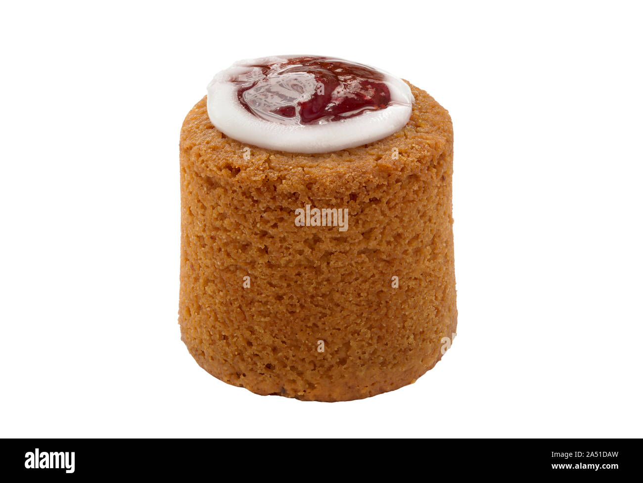 Runeberg torta tart, famosa pasticceria finlandese fatta di mandorle, rum, confettura di lamponi e zucchero a velo. Runebergin torttu isolati su sfondo bianco Foto Stock