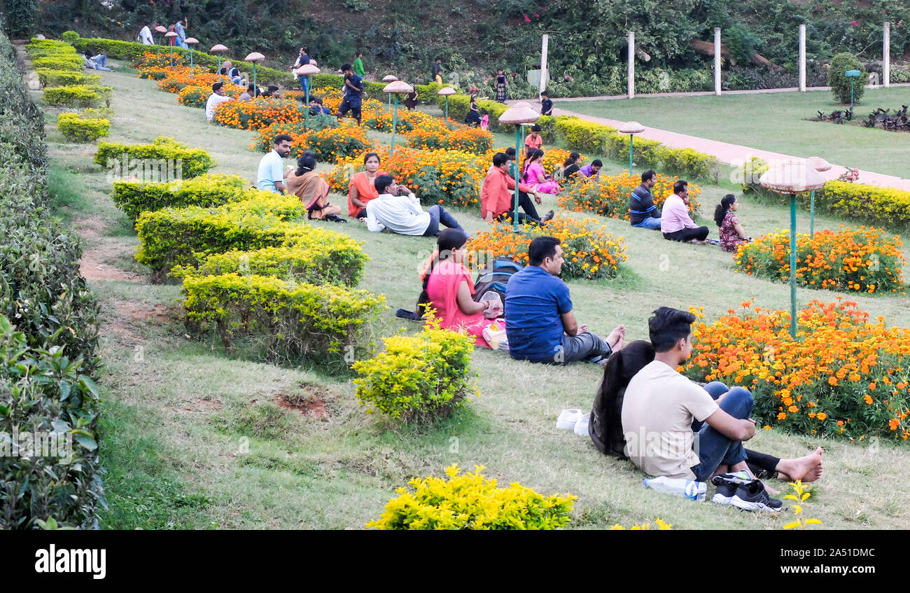 MYSURU (MYSORE),KARNATAKA/India-febbraio 18 2018:Coppie e famiglie relax a Giardini Brindavan e. Foto Stock