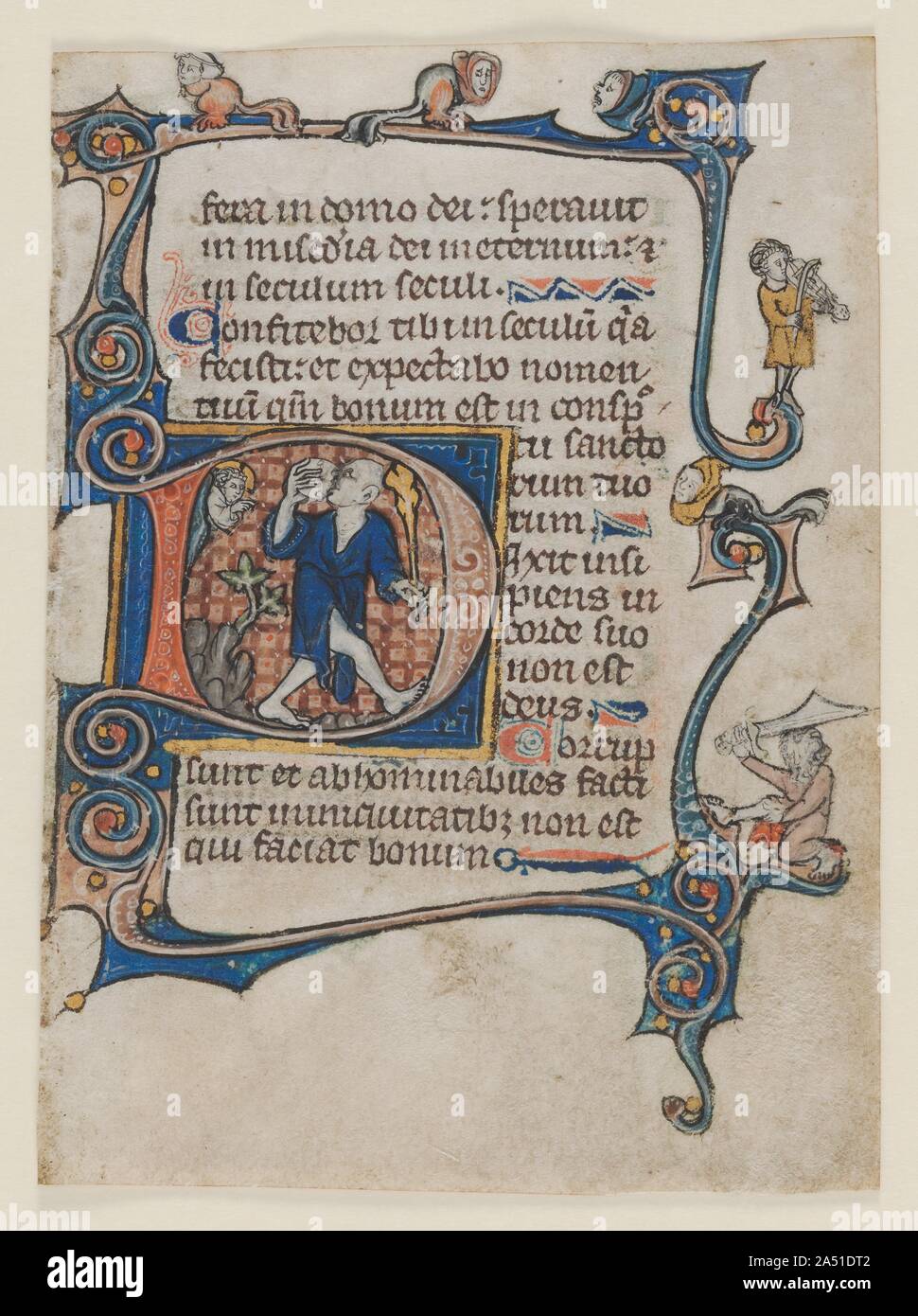 Foglie da un salterio: Iniziale D: stolto rimproverato da Dio, c. 1300-1320. Il decorativo outgrowths marginale o diluenti, di questo iniziale includono un assortimento di drolleries&#x2014;grottesca, spesso poco ibridati figure che tipicamente si impegnano in divertente diversivo e attività. Drolleries sono spesso mostrato la riproduzione di strumenti musicali. Qui si può vedere la riproduzione di un vielle , un inizio di chitarra suonata con un archetto. La profusione di drolleries e stravagante i marginalia in manoscritti miniati, specialmente salteri, è diventato sempre più popolare in tutto il 1300, un fenomeno che è stato mu Foto Stock