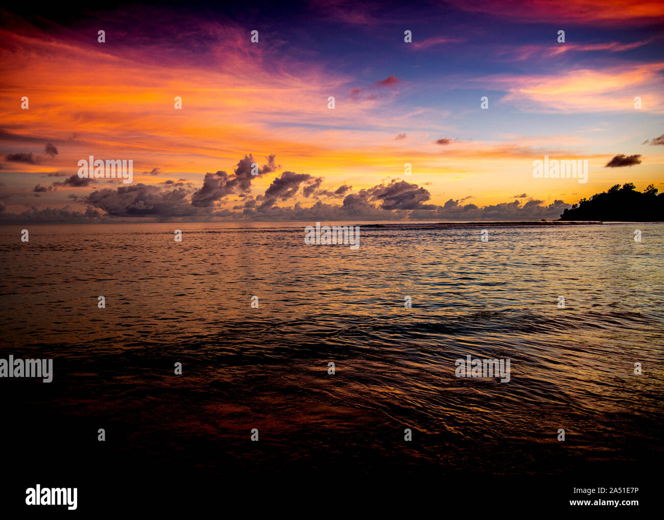 natura che mostra la sua bella tavolozza di colori tramonto, guardando verso l'oceano. Foto Stock
