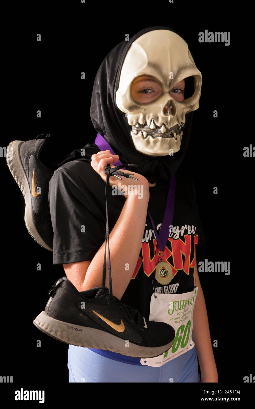 Ragazza vestita in costume di halloween via e il campo Foto Stock