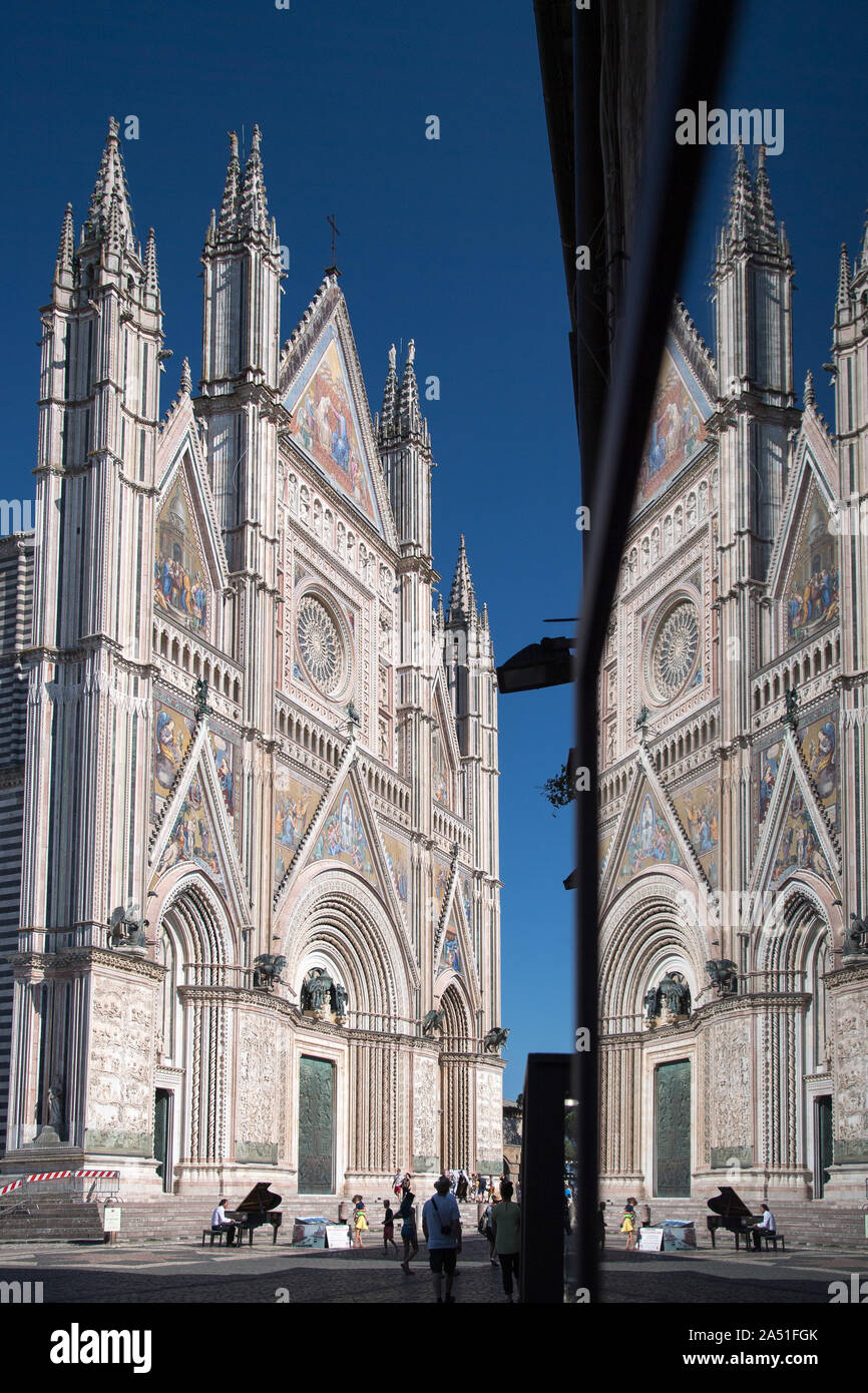 Gotico italiano Cattedrale di Santa Maria Assunta (Cattedrale dell Assunzione della Beata Vergine Maria) nel centro storico di Orvieto, Umbria, Italia. Au Foto Stock