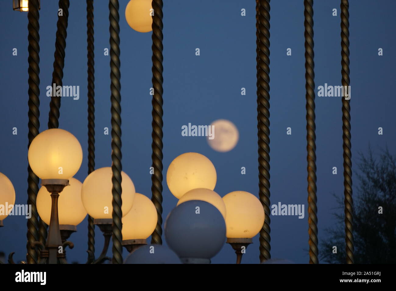 Close up della giostra i lampioni e luna piena Foto Stock