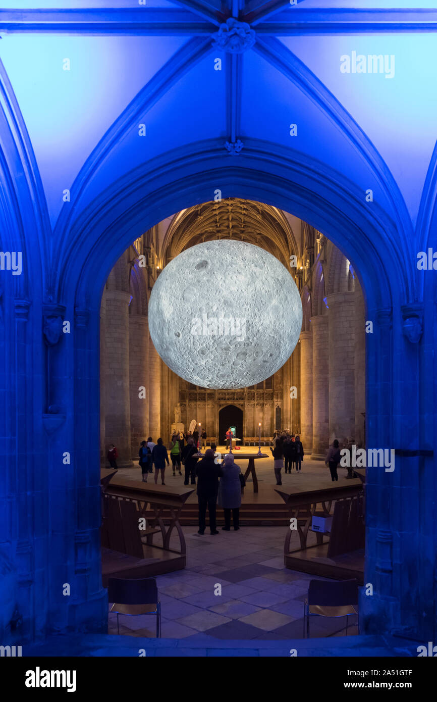 Luke Jerram del Museo Nazionale della luna. La cattedrale medievale è accesa dal Museo della luna una touring artwork da Luke Jerram. La luna è illuminata internamente, misure 7 metri di diametro ed è una rappresentazione accurata della luna. La cattedrale di Gloucester ospita la scultura come parte del suo sciopero una stagione di luce. Foto Stock