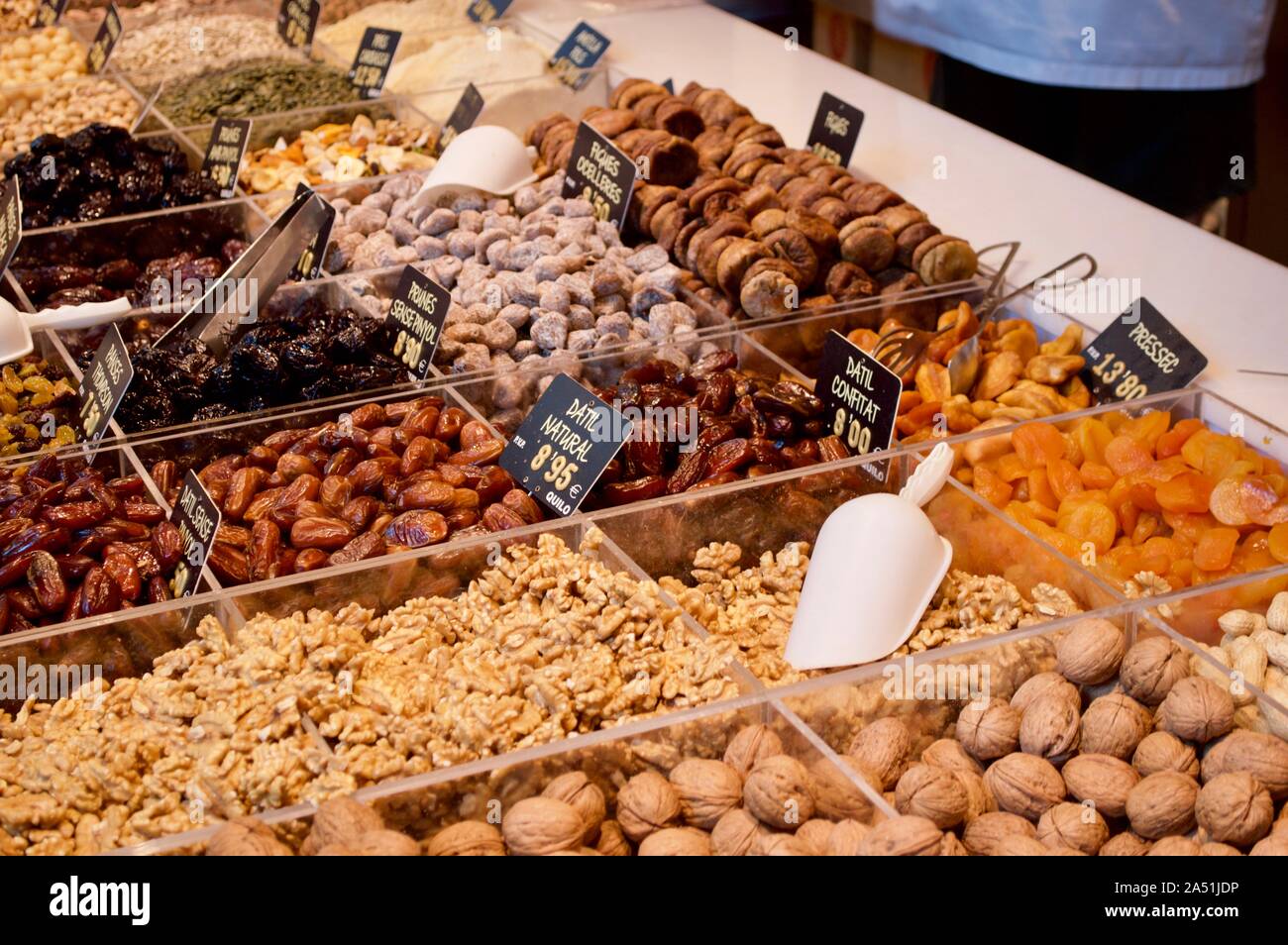 Una selezione di dadi presso il Mercato di Sant Antoni sono raggiungibili in Barcellona, Spagna Foto Stock