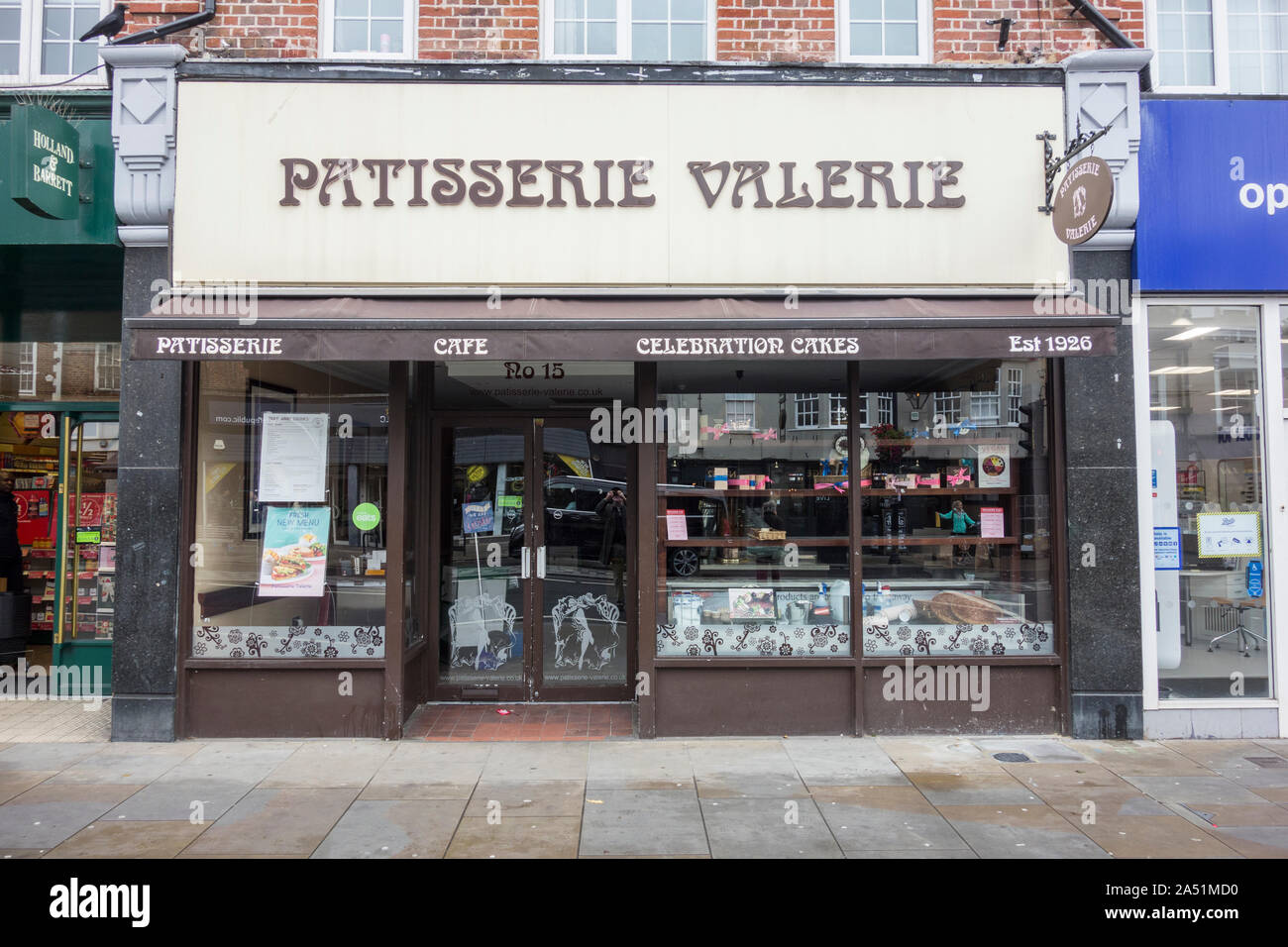 Negozio esterno anteriore del ormai chiuso Patisserie Valerie cafe catena, Twickenham, London, Regno Unito Foto Stock