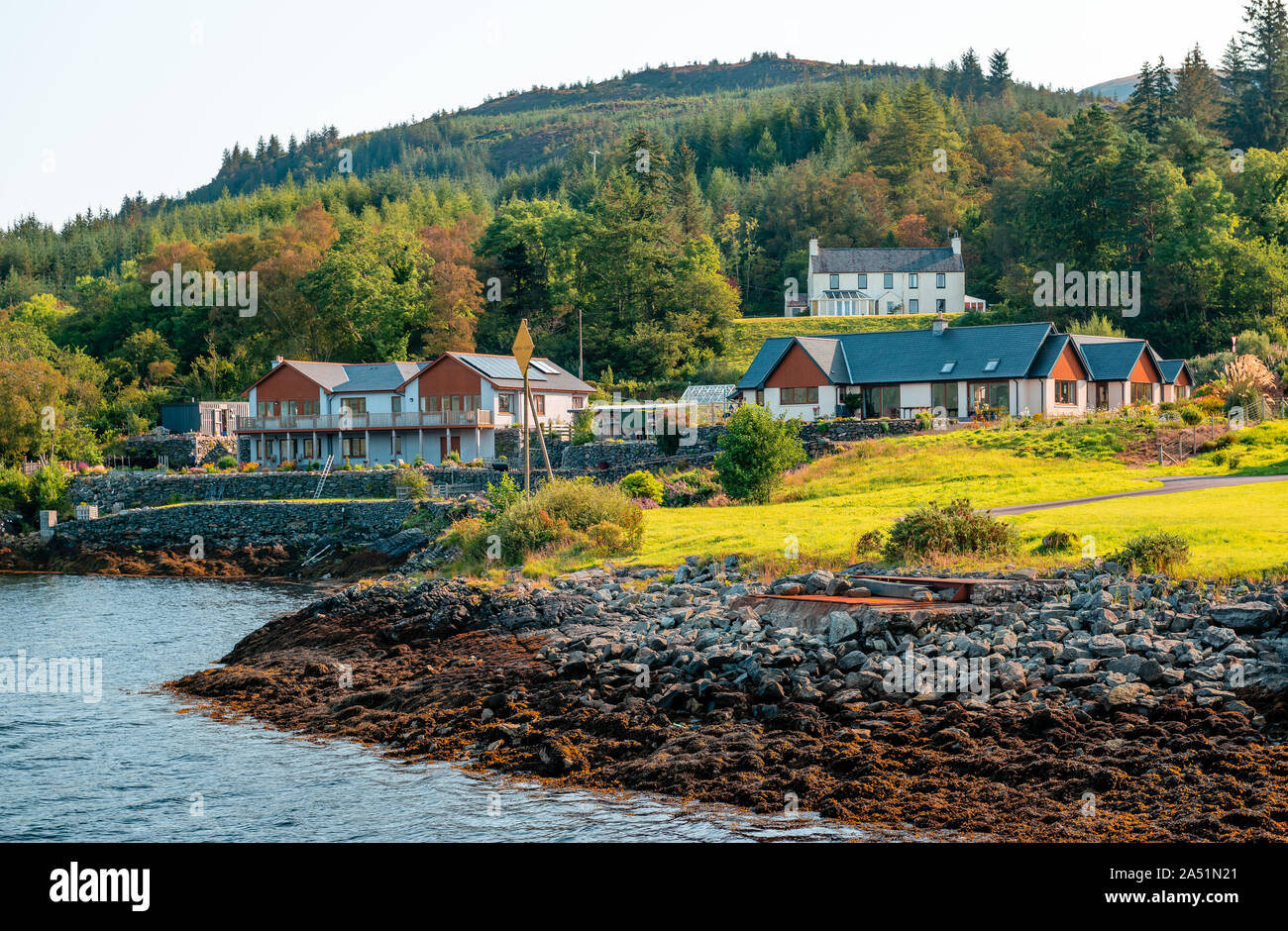 Cottages rivolto verso Loch Linnhe in Corran, un villaggio sul lato ovest di Corran si restringe del Loch Linnhe, nelle Highlands Scozzesi. Foto Stock