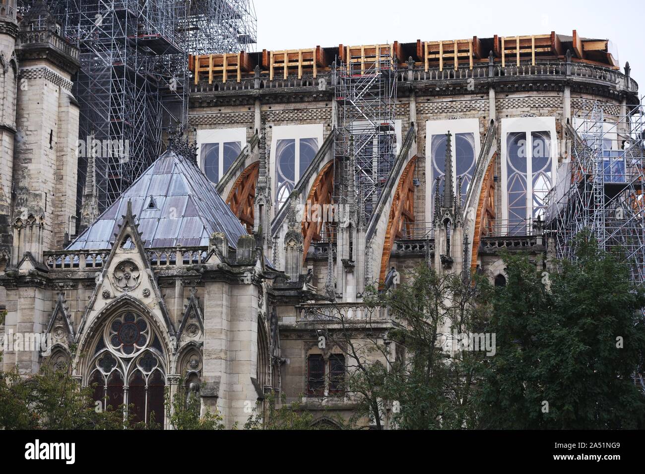 (191017) -- PARIS, Ottobre 17, 2019 (Xinhua) -- La Cattedrale di Notre Dame è in riparazione a Parigi, Francia, ottobre 17, 2019. Un tribunale francese sui ritardi di lunedì condannato cinque militanti di sesso femminile che avevano previsto un auto bomba plot fuori la cattedrale di Notre Dame qui nel 2016 e tra cinque e trenta anni in prigione i media locali hanno riferito. (Xinhua/Gao Jing) Foto Stock