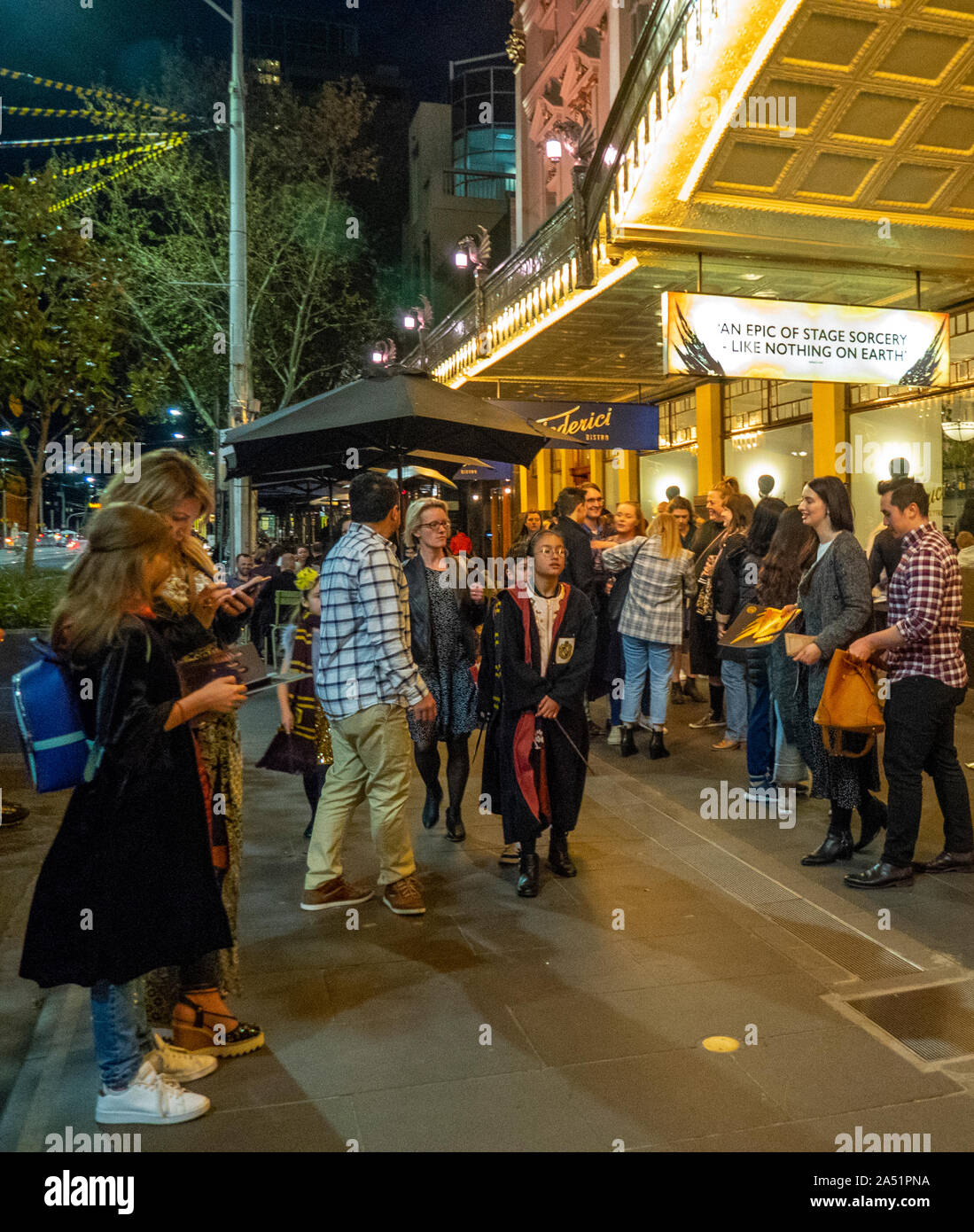 La gente in coda al di fuori del Teatro Principessa di notte Spring Street Melbourne Victoria Australia. Foto Stock