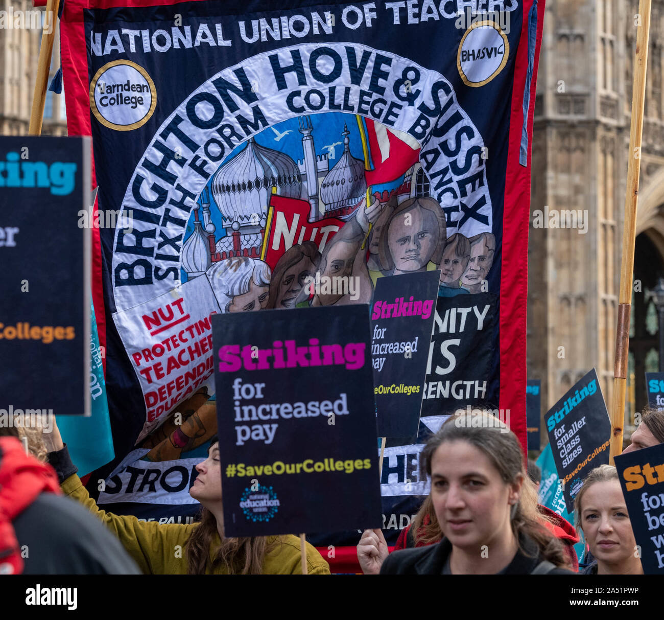 Londra, Regno Unito. Xvii oct, 2019. Educazione nazionale europea sciopero e marzo a sostegno di un aumento della retribuzione per i docenti in collegi. Credito: Ian Davidson/Alamy Live News Foto Stock