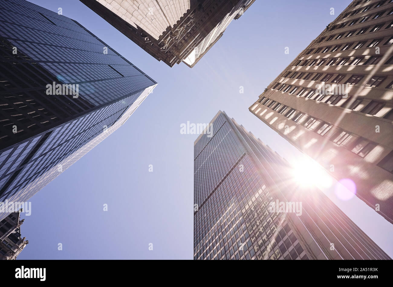 Cerca fino a New York grattacieli contro il sole con lens flare, dai toni di colore immagine, STATI UNITI D'AMERICA. Foto Stock