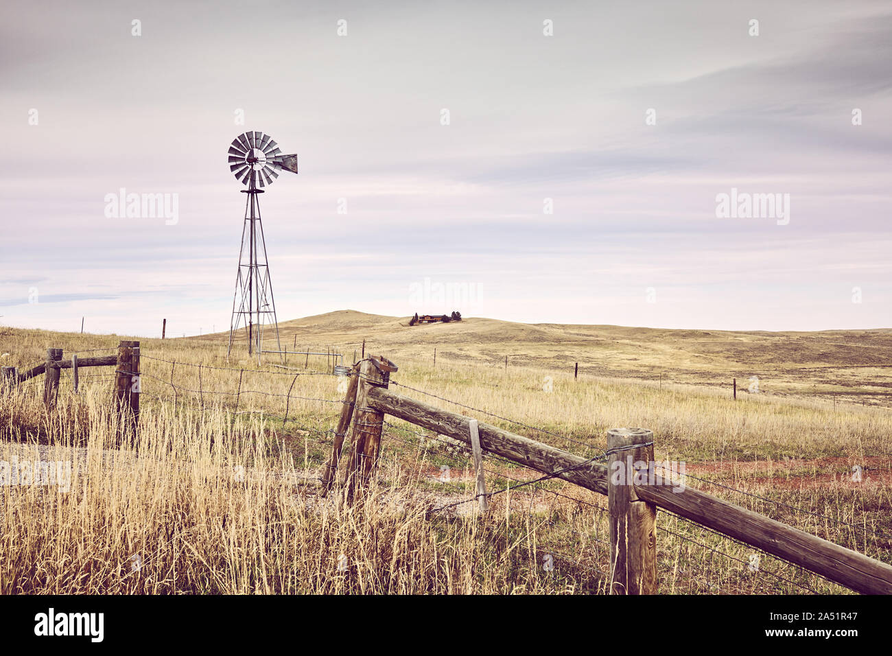 Campagna americana con un vecchio mulino a vento tower, tonificazione del colore applicato, STATI UNITI D'AMERICA. Foto Stock