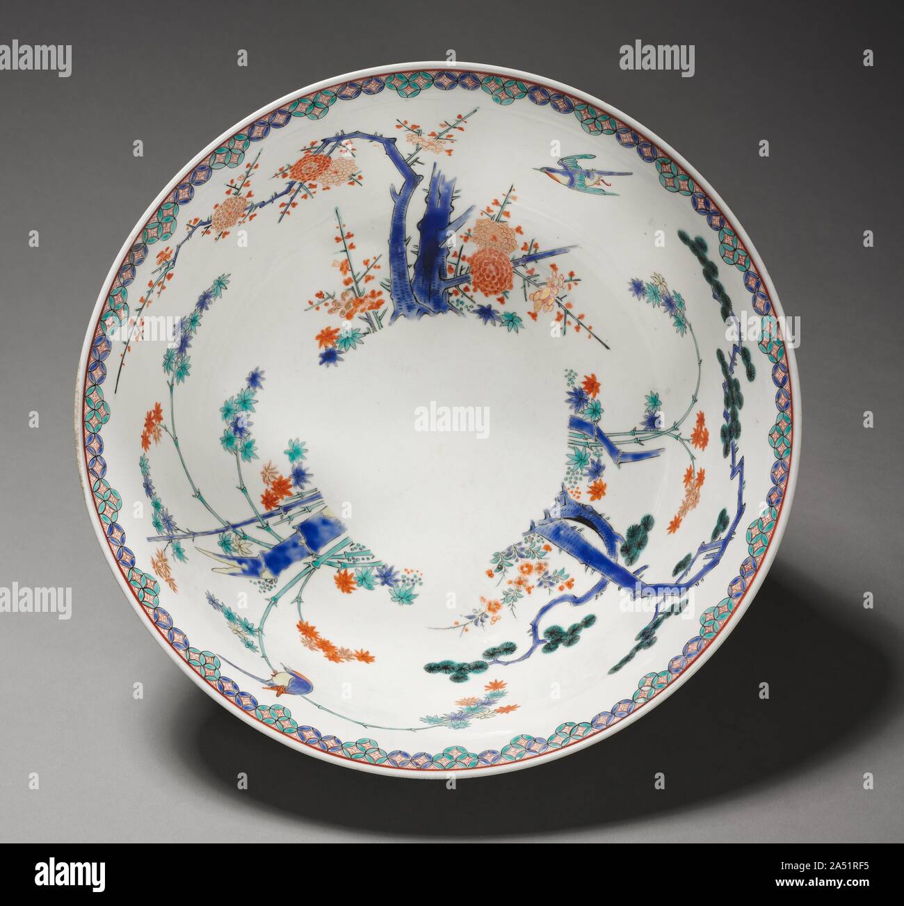 Coppia di bocce: Kakiemon Ware, tardo XVII secolo. Stile cinese di decorazione identifica questo vaso come un prodotto realizzato per i mercati in Inghilterra, Olanda, Francia e Germania. Qui, kakiemon potters riordinati i cinesi letterati i motivi della prugna, pino e bambù. Tali kakiemon ware ispirato nazionali di produzione di porcellana in Europa nel settecento-1800s. Foto Stock