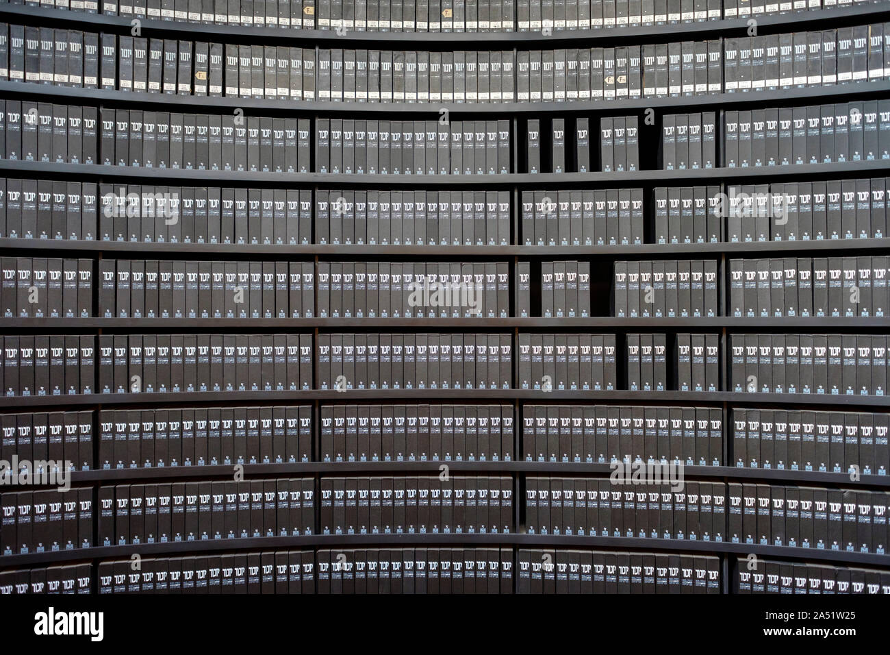 La Sala dei Nomi, contenente le pagine di testimonianza di commemorazione dei milioni di ebrei uccisi nell'Olocausto Yad Vashem di Gerusalemme, Isr Foto Stock