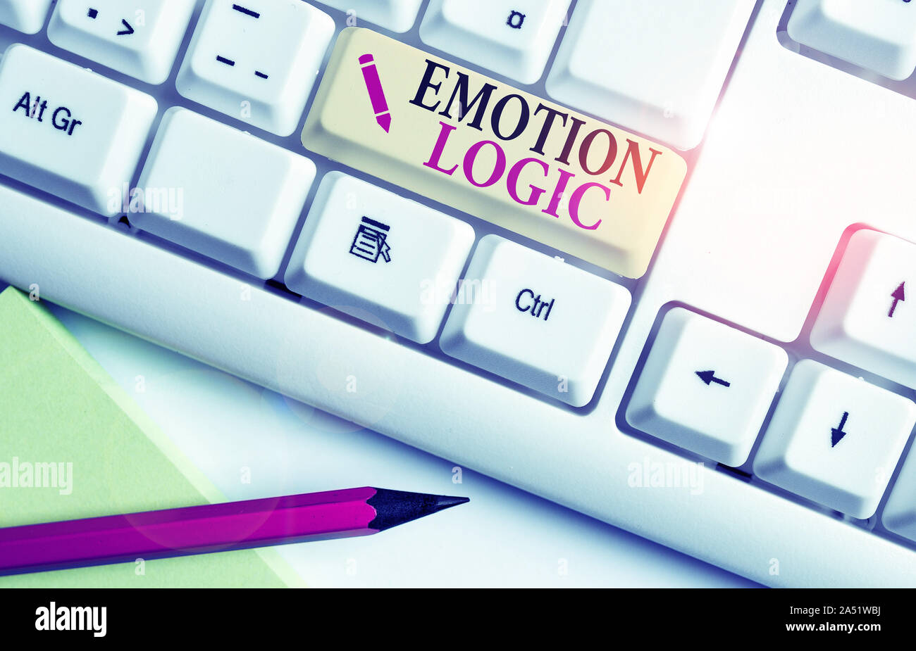 La grafia la scrittura di testo emozione logica. Foto concettuale cuore o cervello anima o Intelligence confusione pari equilibrio White tastiera PC con nota vuota Foto Stock