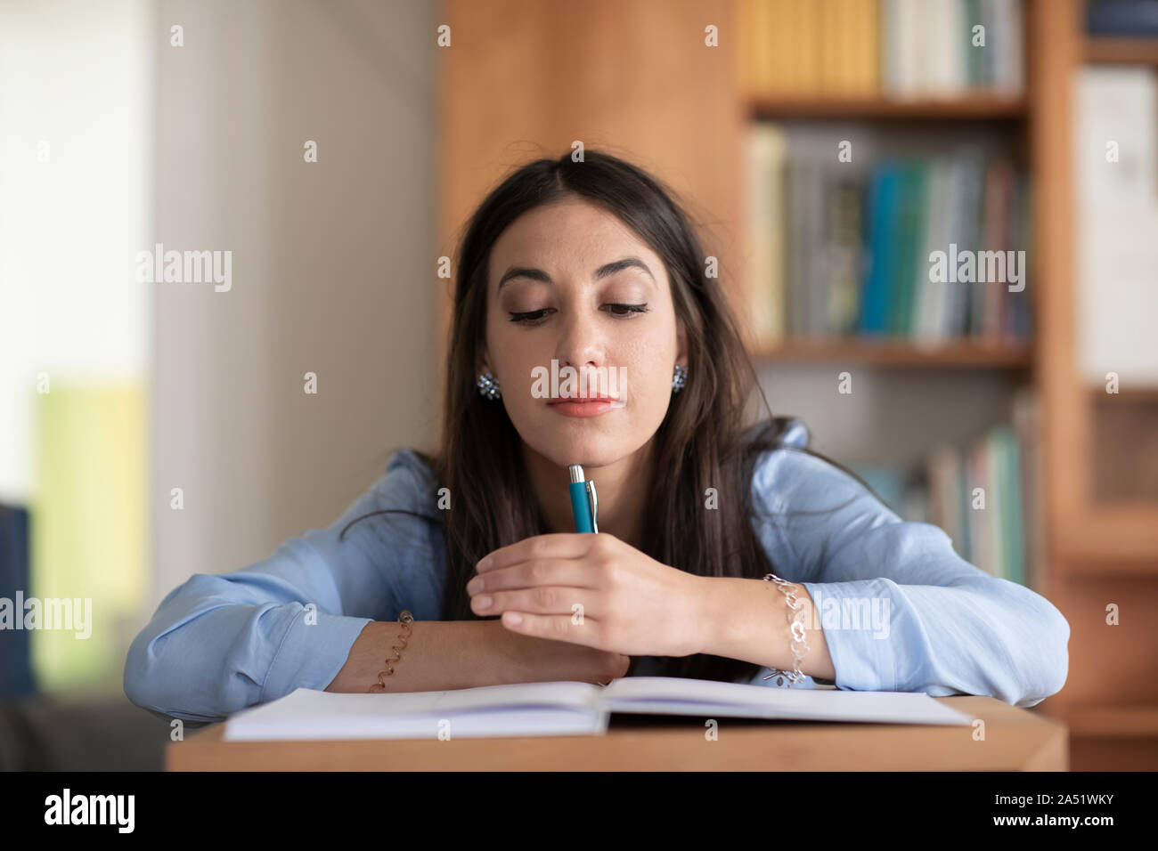 Studente giovane donna learning Foto Stock