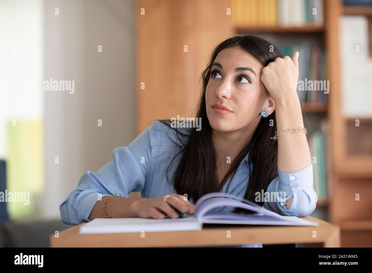 Studente giovane donna learning Foto Stock