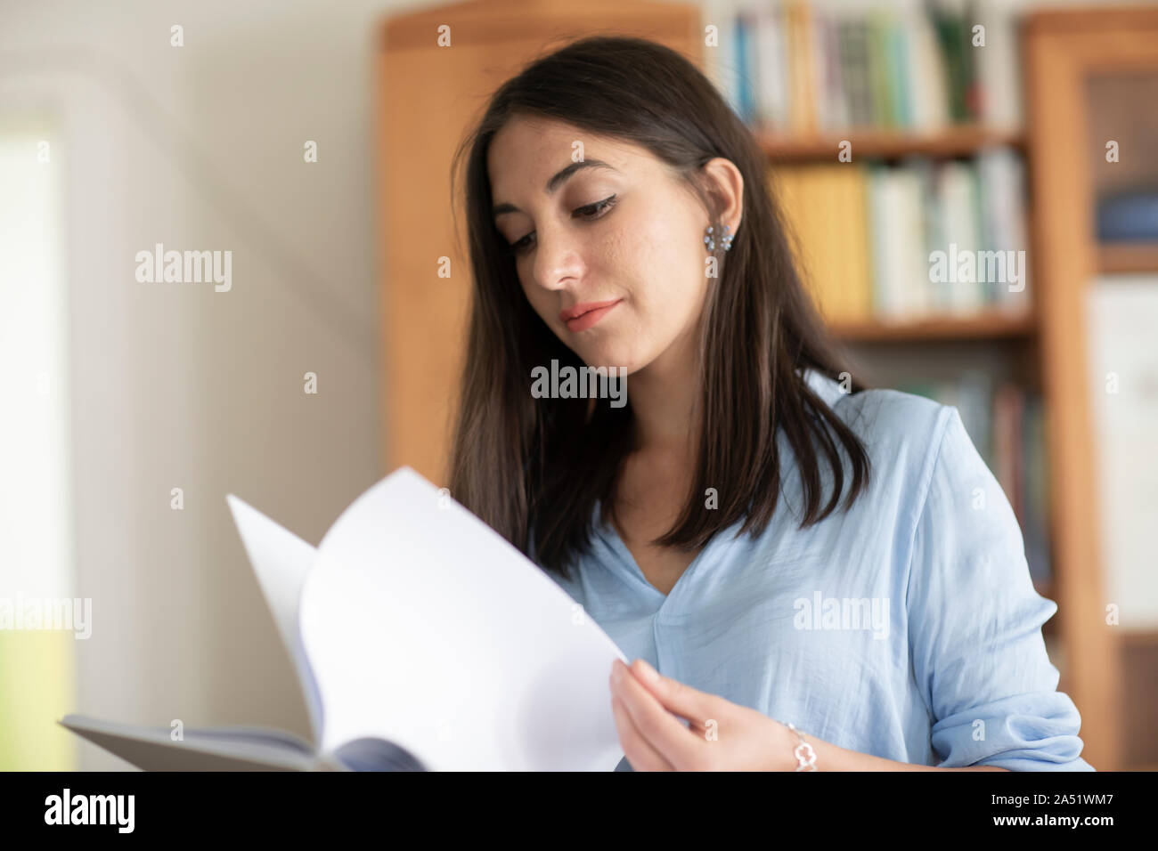 Studente giovane donna learning Foto Stock