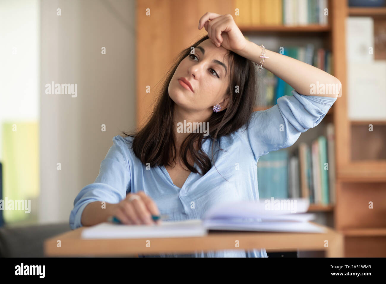 Studente giovane donna learning Foto Stock