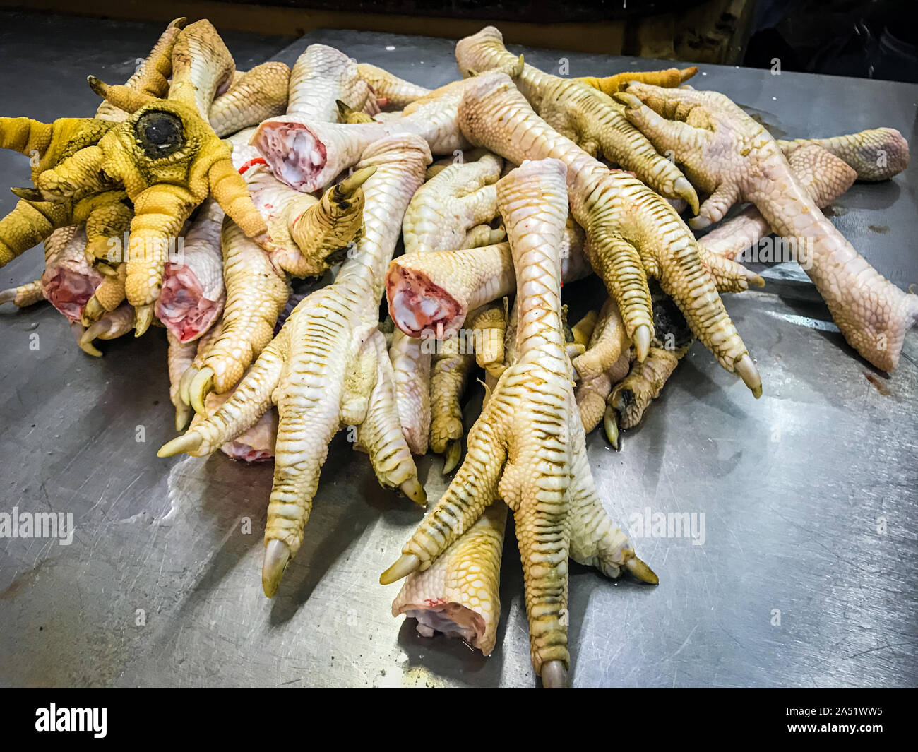 Materie turchia sprona a vendere in un mercato messicano. Foto Stock