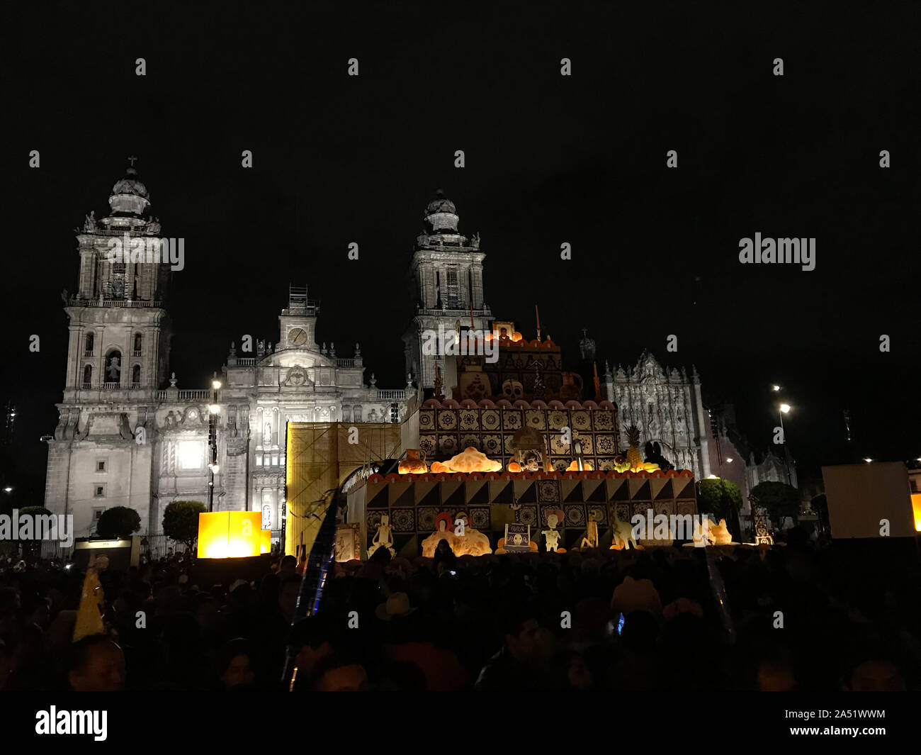 Il giorno dei morti la celebrazione, con sullo sfondo la metropolitan cathed Foto Stock