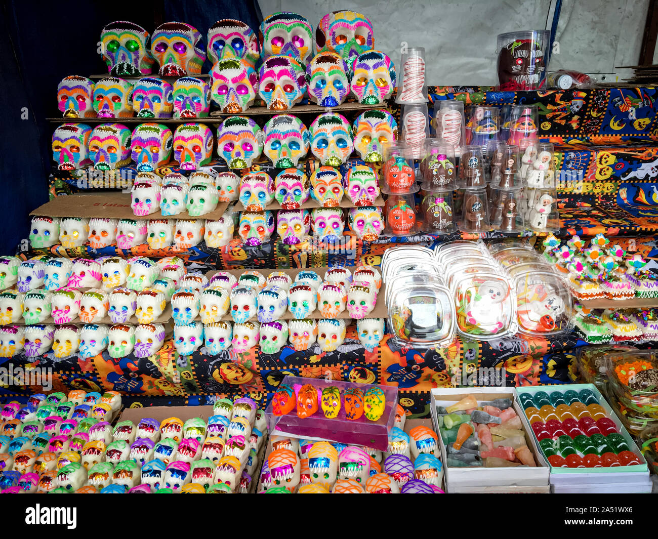 Pressione di stallo di strada la vendita di zucchero teschi e le offerte per i morti in Messico. Foto Stock