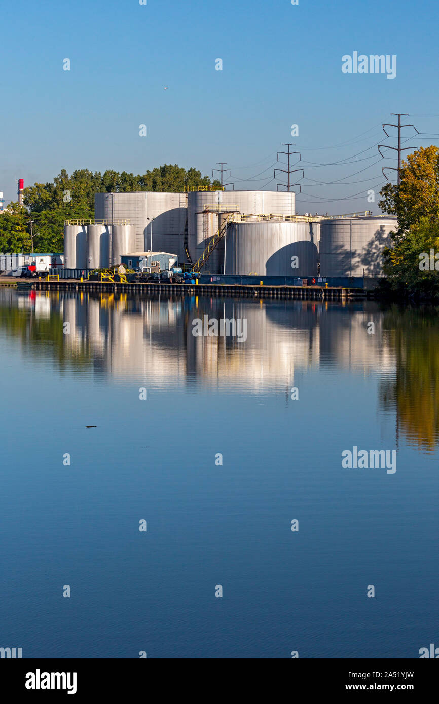 Dearborn, Michigan - Marine serbatoi di accumulo di carburante lungo il Rouge River al Waterfront petrolio società terminale. Foto Stock