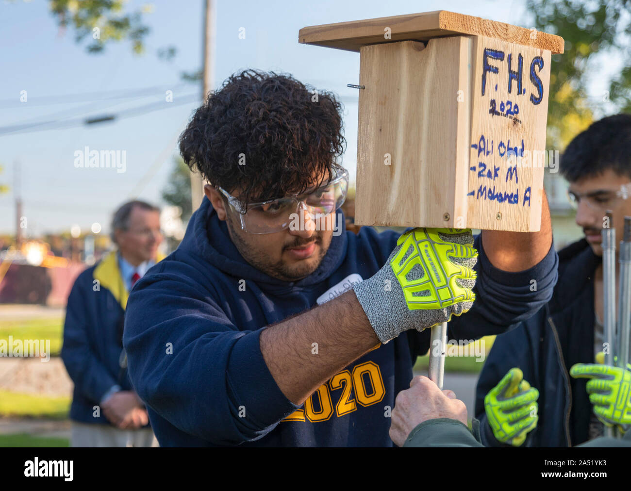 Detroit, Michigan - Gli studenti provenienti da Fordson Alta Scuola del club ambientale installare scatole bluebird che essi hanno compiuto in giardini di maratona, una di 100 acri di terreno verde Foto Stock