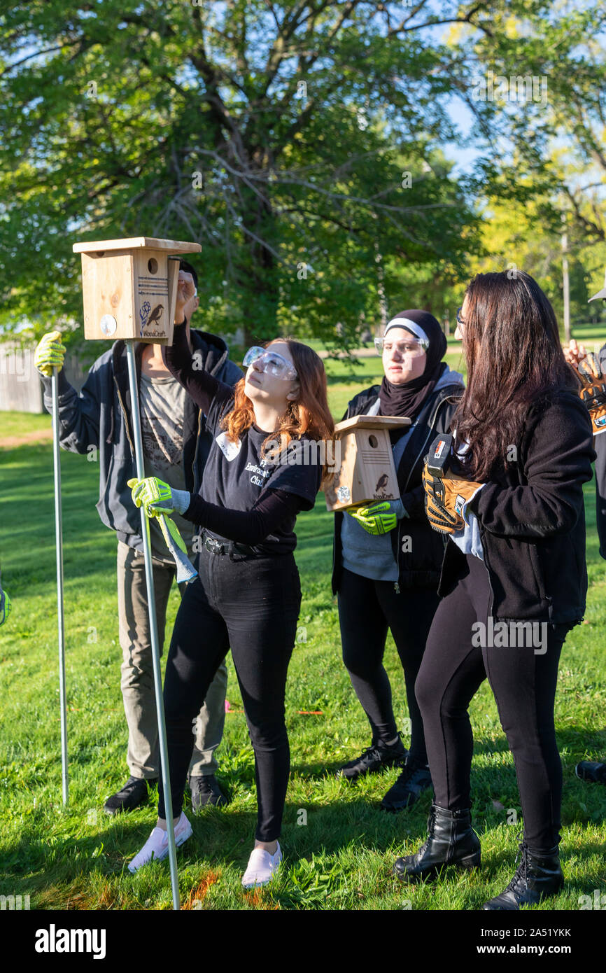 Detroit, Michigan - Gli studenti provenienti da Fordson Alta Scuola del club ambientale installare scatole bluebird che essi hanno compiuto in giardini di maratona, una di 100 acri di terreno verde Foto Stock