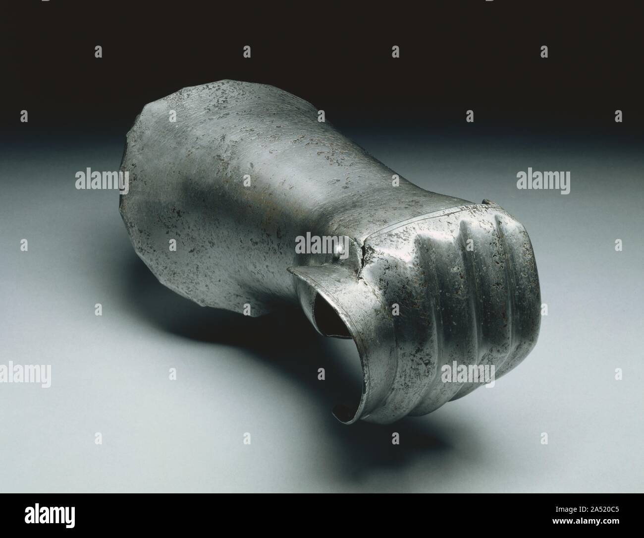 Buon diritto Greave, c. 1560-1580. Questo armor è stato sviluppato per la giostra-di sport di combattimento tra montati due concorrenti. Anche se tutti gli elementi di questo armor data dallo stesso periodo, essi non sono tutti dello stesso seme. Questo armor è così chiamato "composto". Indica anche la asimmetria delle giostre armor. I partecipanti hanno guidato lungo una parete di barriera come noto come un "tilt" con i loro lati di sinistra sono uno di fronte all'altro. Di conseguenza, armor su quel lato del corpo doveva essere più spessa. Nota la grande piastra (grandguard) sopra la spalla sinistra per una protezione extra. Inoltre, il br Foto Stock