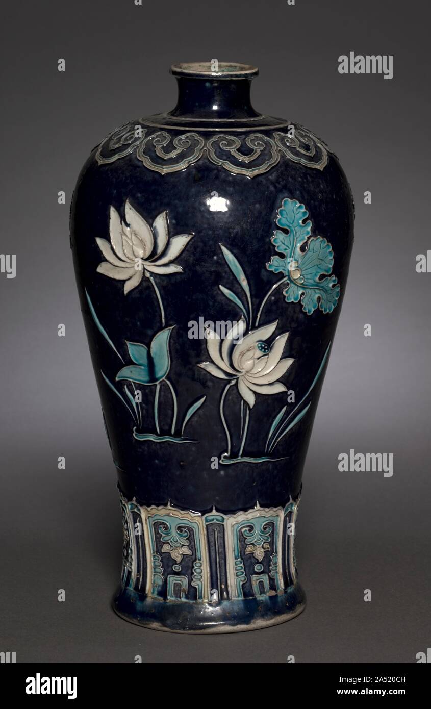 Prunus vaso (Meiping) con fioritura Lotus: Fahua Ware, tardo XV secolo. Foto Stock