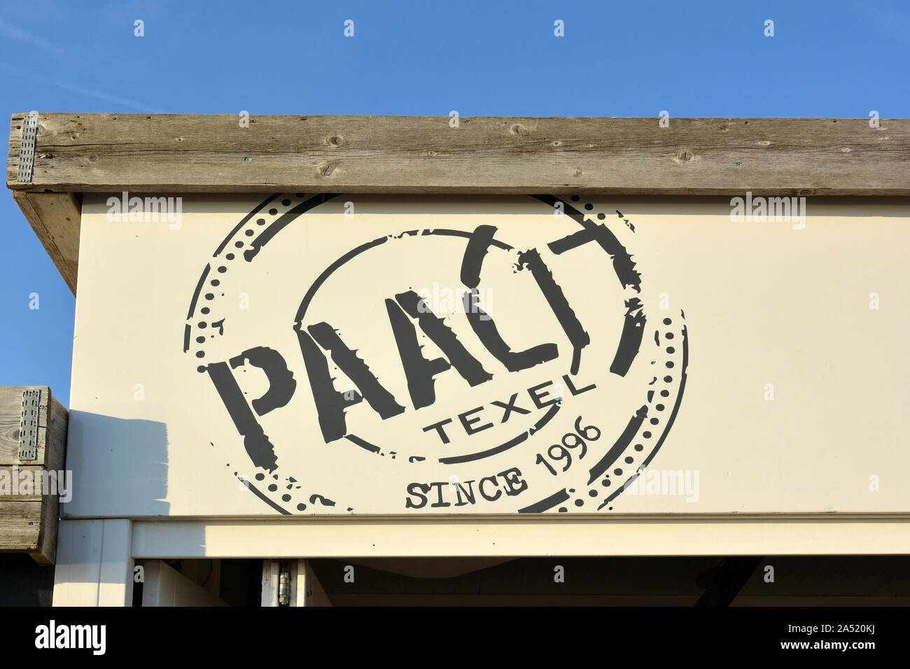 Texel, Paesi Bassi - Agosto 2019: segno negozio sulla spiaggia un negozio di souvenir e il ristorante 'Paal 17' nella parte anteriore del cielo blu Foto Stock
