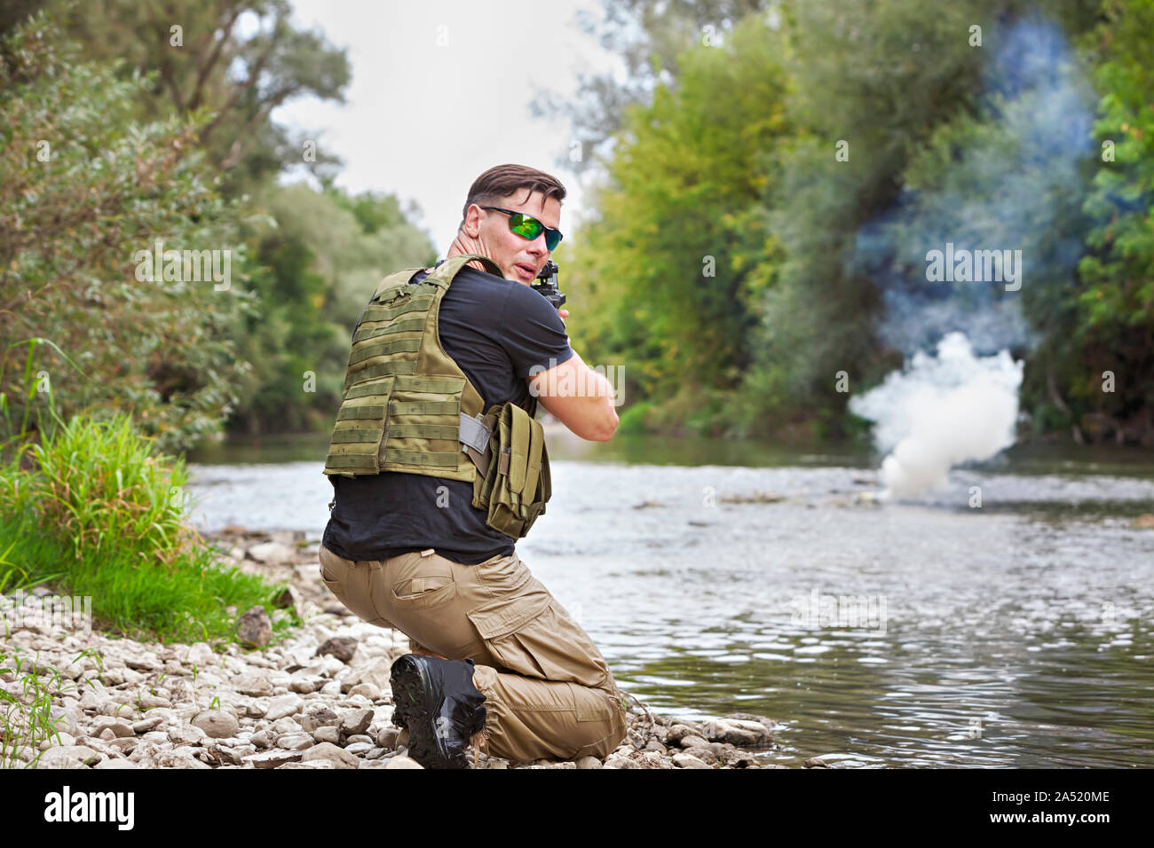 Piena esperienza militare - un giorno commando - in azione dell'acqua con un fucile Kalashnikov AK-47 replica Foto Stock
