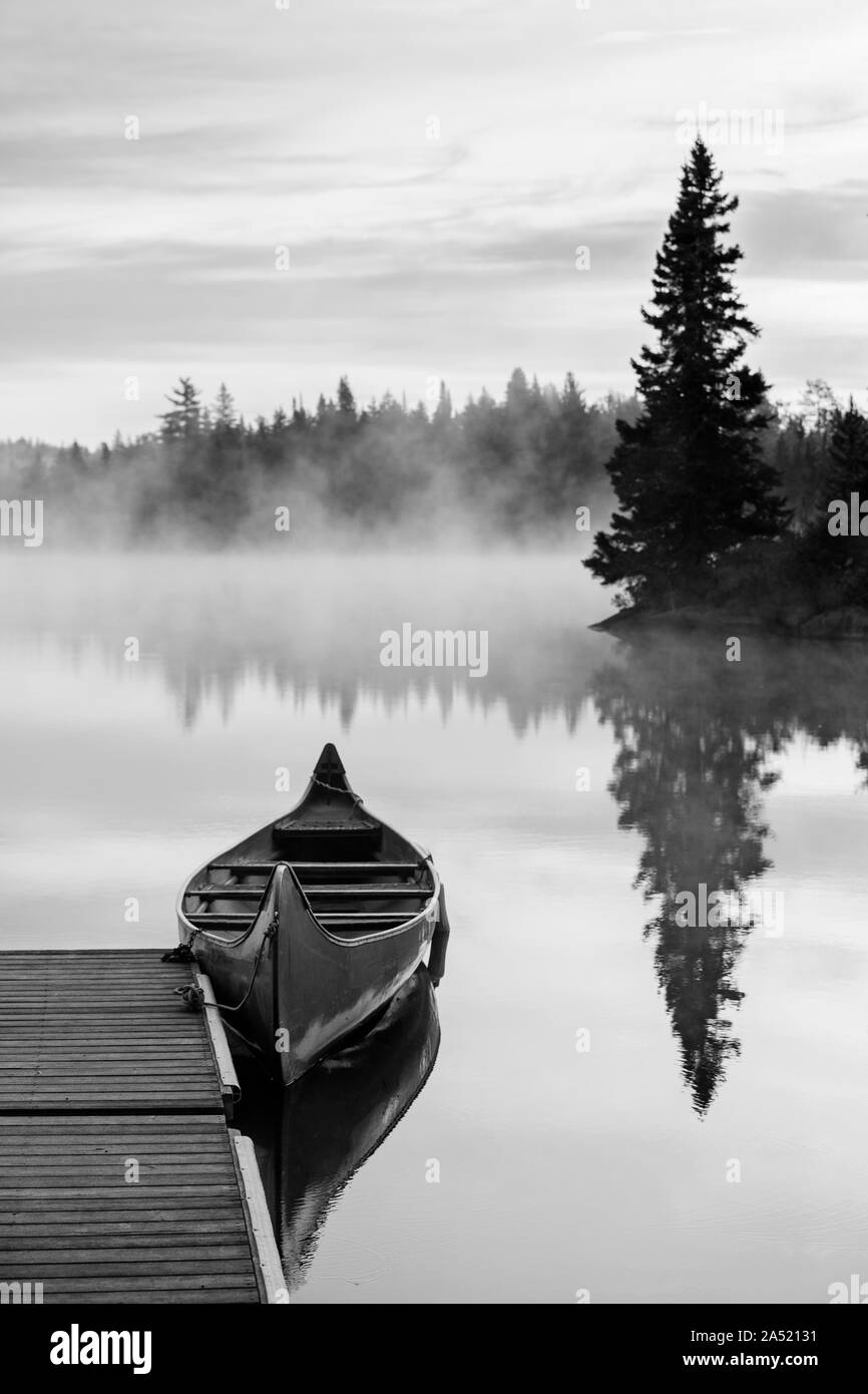 Canoa giallo in Mauricie National Park, Canada Foto Stock