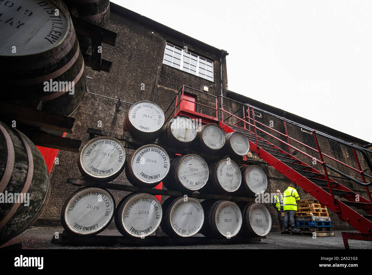 È sotto embargo per 0001 Venerdì 18 ottobre botti vengono spostati per lo stoccaggio in cantiere alla distilleria Deanston in Doune. Foto Stock