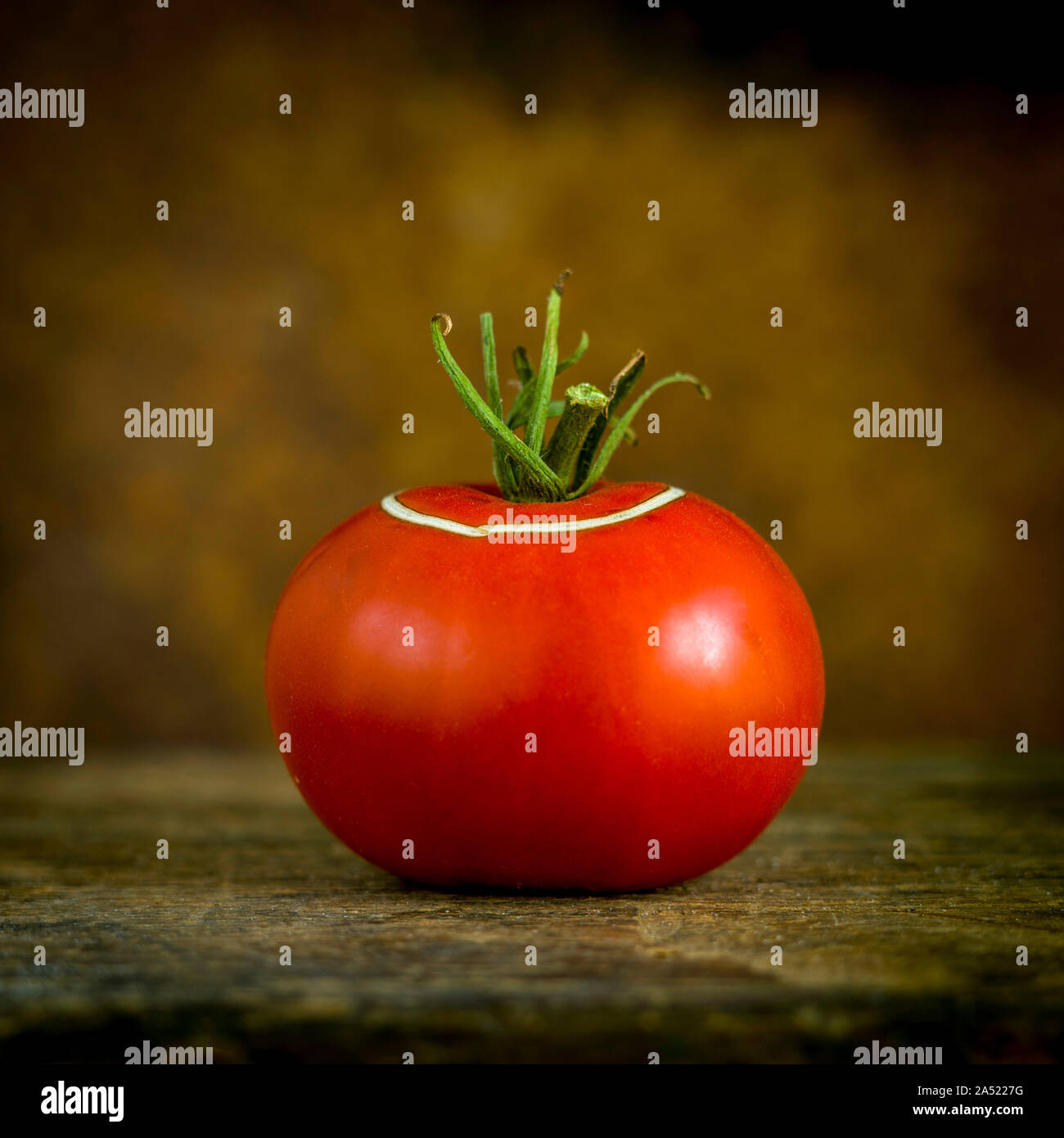 Gros plan d'une tomate rouge // Francia. Close-up di un pomodoro rosso Foto Stock
