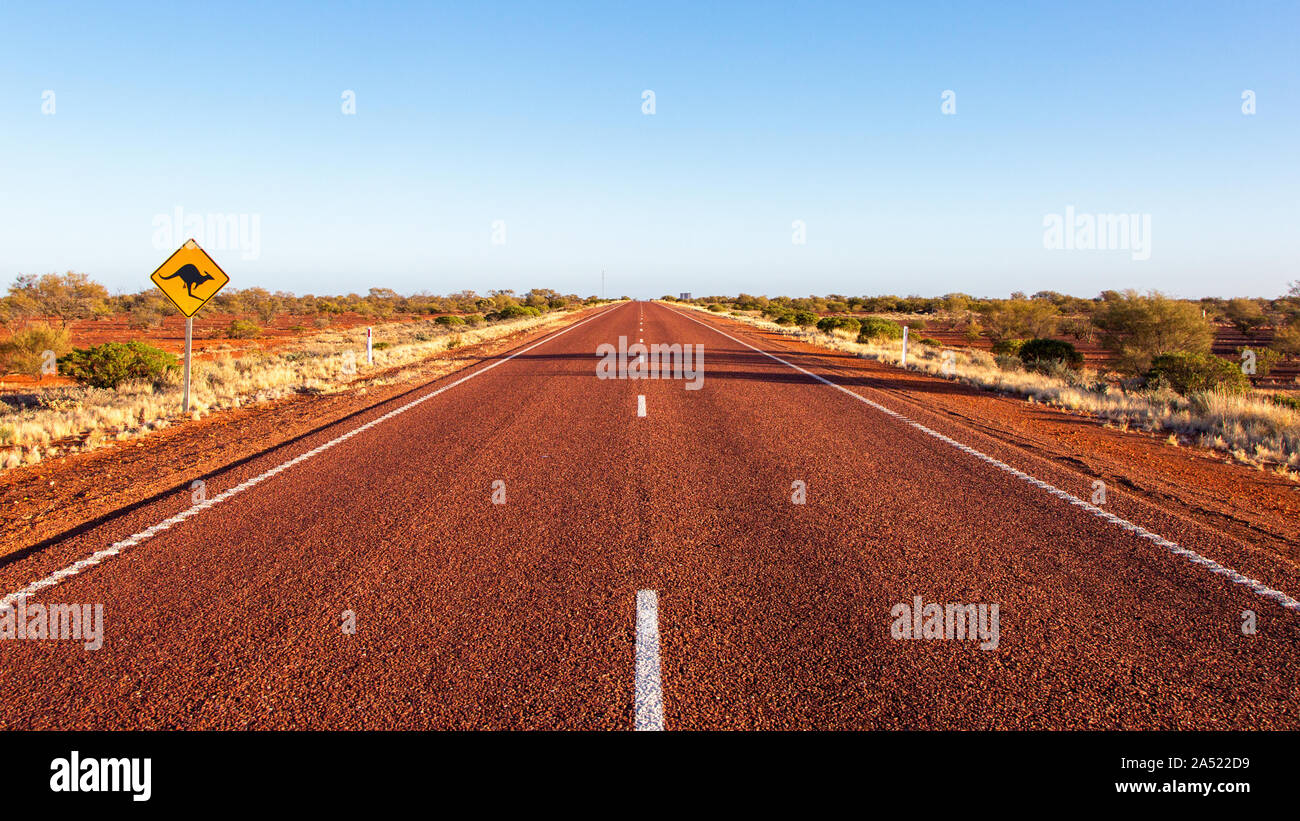 Kangaroo cartello stradale sul telecomando outback road Stuart Highway porta di collegamento Augusta, Sud Australia con Alice Springs, Territorio del Nord, l'Australia Foto Stock