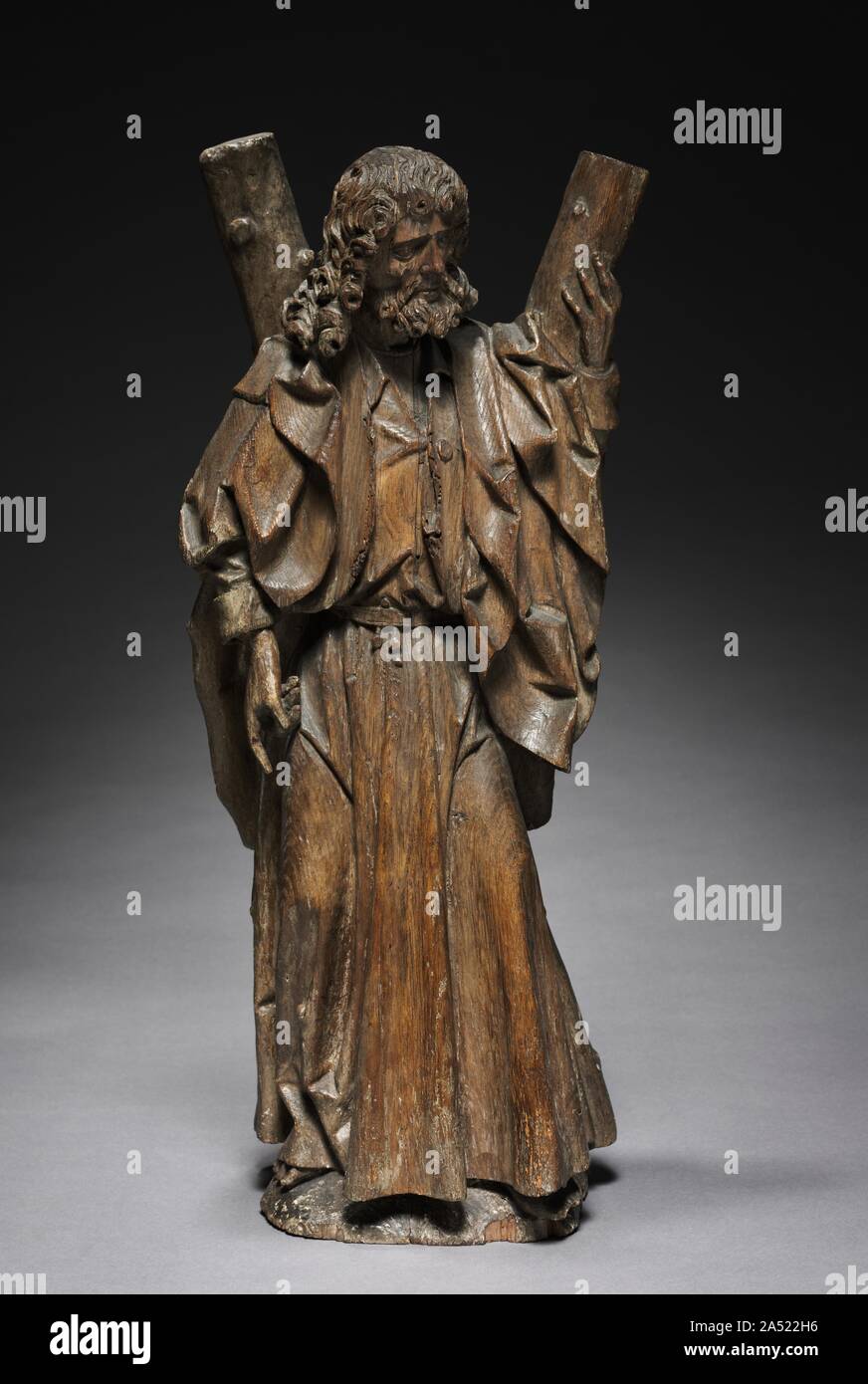 Saint Andrew, c. 1515-1520. Apostolo figure come questo sono realizzati in grande numero in orientale nei Paesi Bassi durante i primi 1500s. Questa figura di Sant'Andrea, identificato dal suo X-a forma di croce, era sicuramente una singola figura da un apostolo di serie. Potrebbe essere stato utilizzato al di sopra di uno stallo corale in una chiesa, oppure parte di un apostelbalk, una trave di legno con una figura di Cristo al centro. Questi fasci sono stati montati in alto al di sopra della parte interna della chiesa per separare la navata (utilizzato da laici) dal santuario, accessibile solo per il Clero. L'artista è chiamato dopo un multi-colore o di gruppo Foto Stock