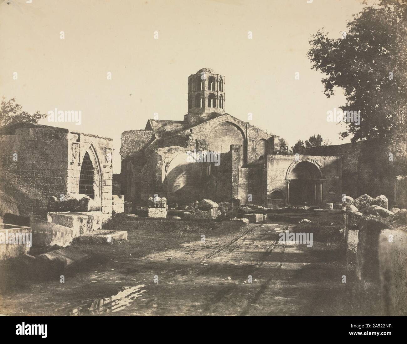 Saint Honorat, Pr&#xe9;s dArles, 1853. Due anni dopo il suo primo viaggio fotografico in Provenza, Baldus restituita nel 1853 al nuovo documento alcune della regione&#x2019;s più imponente classica e medievale monumenti architettonici. Il suo genio sia come un fotografo di architettura e come una stampante è facilmente testimoniato in questa straordinaria fotografia scattata in Arles. Esso raffigura un antico cimitero, il Alyscamps, in primo piano, con l'incompiuta Chiesa Romanica di Saint Honorat, dominata dal suo caratteristico a due piani torre campanaria, in background. Su questa campagna fotografica, questa immagine w Foto Stock