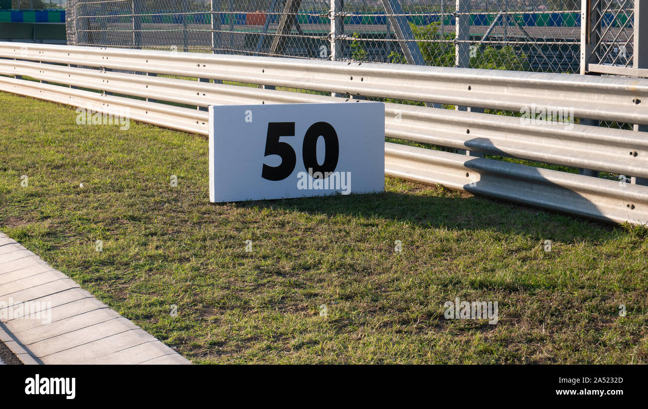 A cinquanta chilometri all ora un cartello di segnalazione sull'Hungaroring Foto Stock