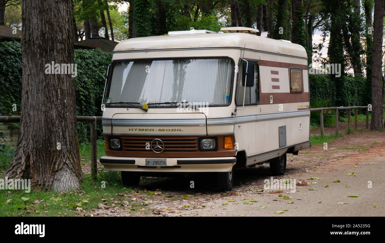 Cavallino Treporti Italia 08 13 2019 un vecchio mobile hymer camper  parcheggiato sotto un albero Foto stock - Alamy