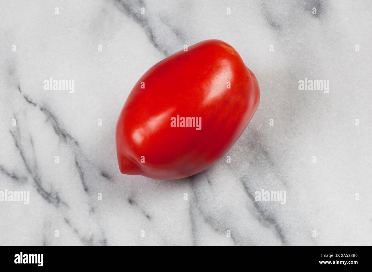 Studio shot di ripe, italiano i pomodorini su un sfondo marmo - Giovanni Gollop Foto Stock