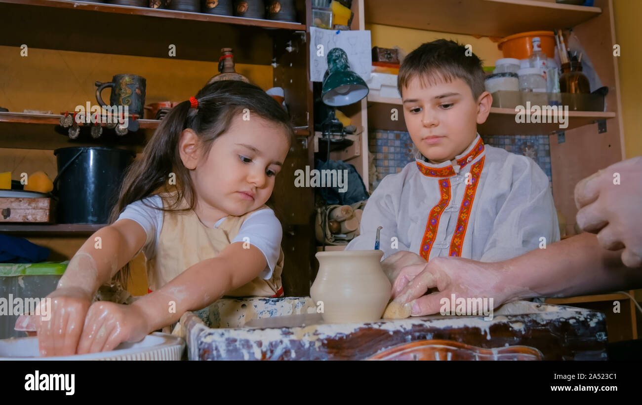 Potter che mostra come lavorare con ceramica in ceramica studio Foto Stock