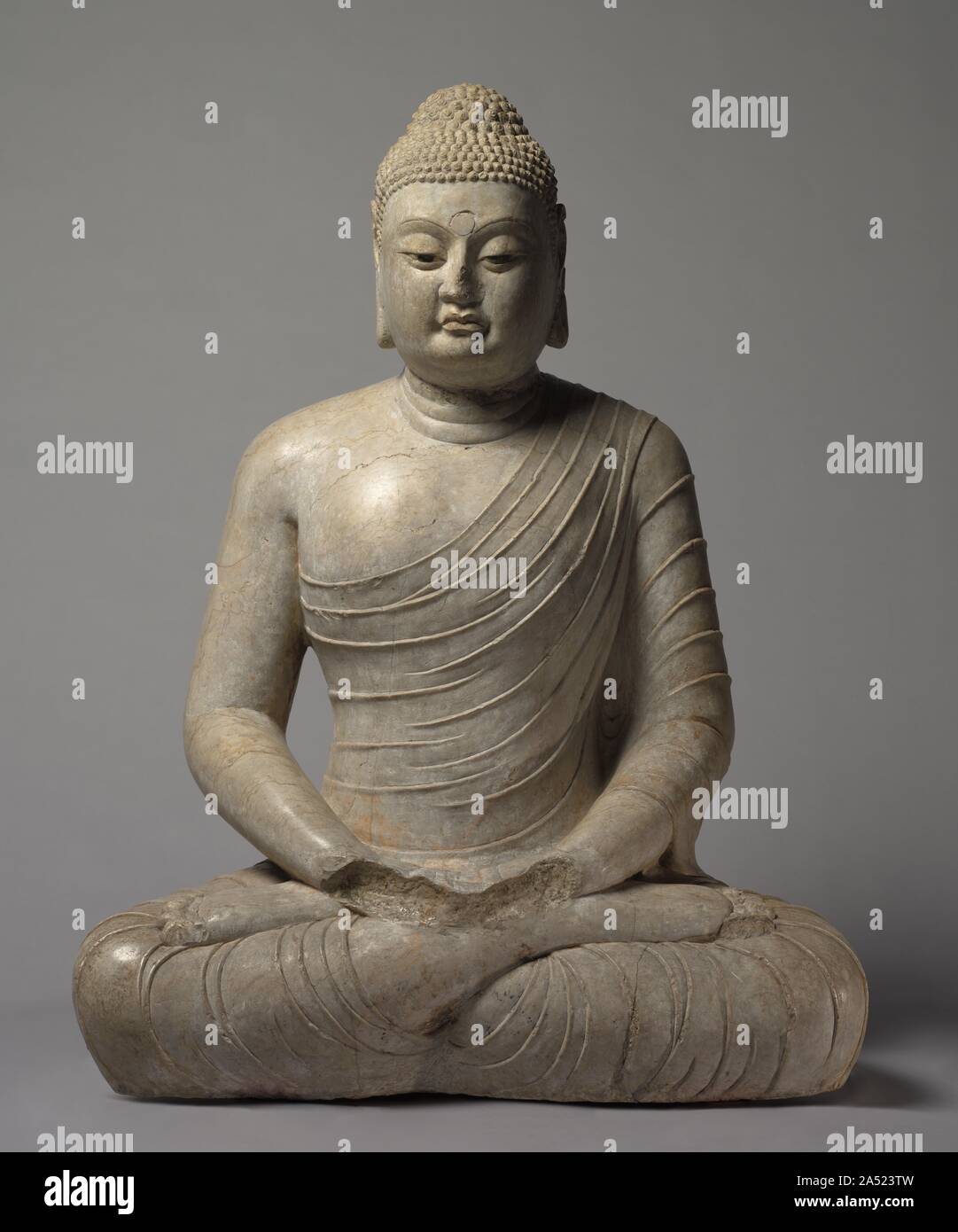 Seduto Buddha Amitayus, c. 570s. Amitayus, il Buddha di durata infinita, è seduto in meditazione su una doppia lotus piedistallo. Il piedistallo non è stato realizzato con la statua ma la combinazione è fedele all'originale concezione artistica. La statua è estremamente raro esempio di un tipo principale di Northern Qi scultura buddista. La pesante, massiccio fronte mette in evidenza il senso di monumentalità e l'essenza spirituale del Buddha. Il piedistallo presenta il ricco, ornati in stile di inizio codolo scultura. Esso è stato commissionato dal Duca di Liang, Fang Xuanling (578-648), per la benedizione della sua seconda così Foto Stock